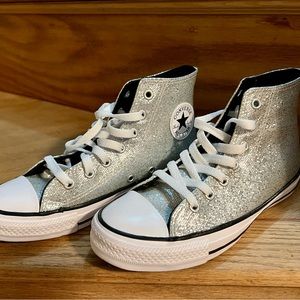 Like new Converse youth size 4